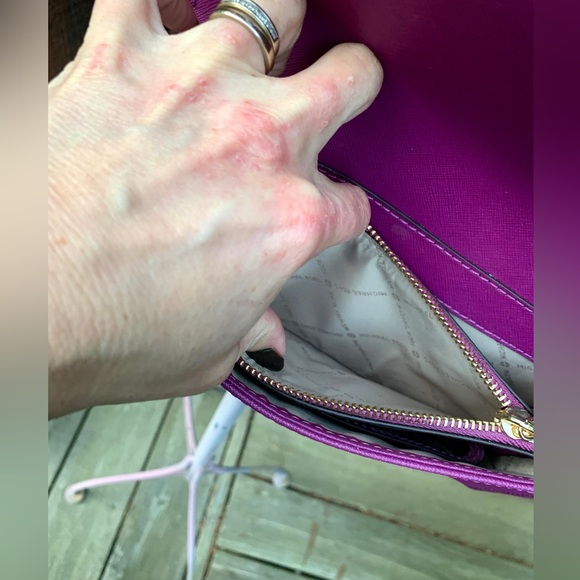 MICHAEL KORS JET SET TRAVEL LEATHER CROSSBODY - Picture 8 of 13